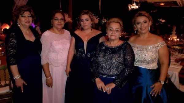 Bellas y elegantes damas adornaron la noche de la Prom 2017 del Campo International School