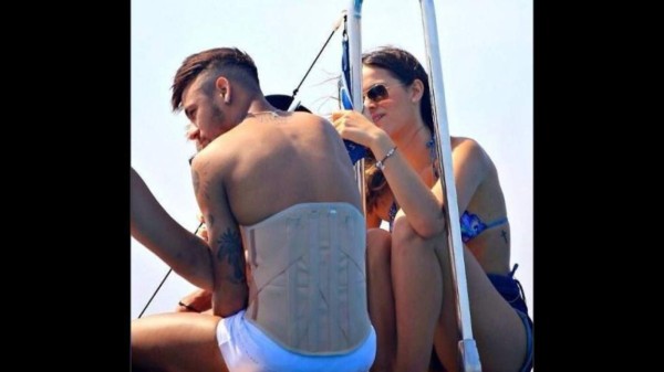 &nbsp;Neymar, con corsé en las playas de España &nbsp;&nbsp;