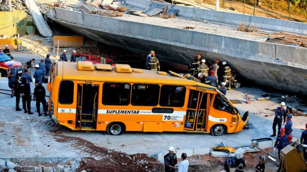 Tragedia: Se desploma puente sobre un autobús y hay muertos