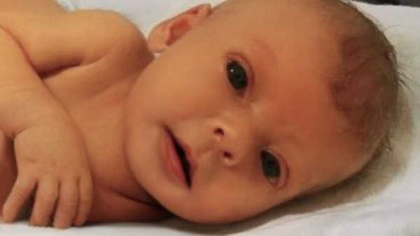 La conmovedora ayuda de las redes sociales a un padre que lloraba la muerte de su bebé