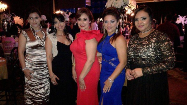 Bellas y elegantes damas adornaron la noche de la Prom 2017 del Campo International School