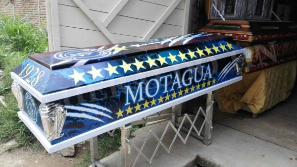 Funeraria en Honduras te garantiza llevar el amor a tu equipo de fútbol a la tumba con exóticos ataúdes
