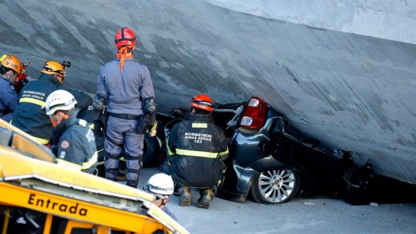 Tragedia: Se desploma puente sobre un autobús y hay muertos