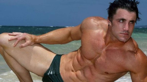 Modelo y estrella de TV muere atropellado por tren