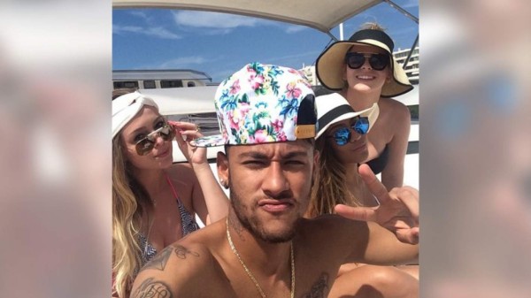 Neymar se escapa con Paris Hilton