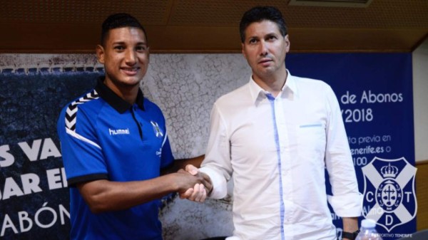 Bryan Acosta es presentado oficialmente en el Tenerife de España