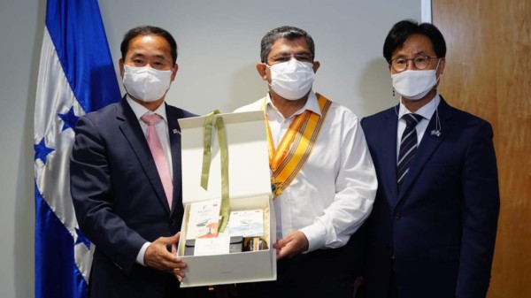 Empresa privada de Corea reconoce gestión de Leonel Ayala&nbsp;&nbsp;