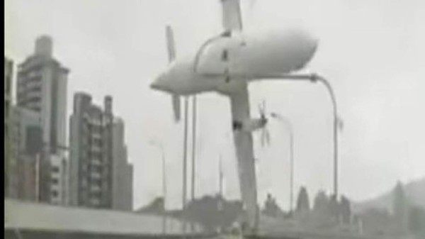 VIDEO: Al menos 22 muertos al caer un avión en un río en Taiwán