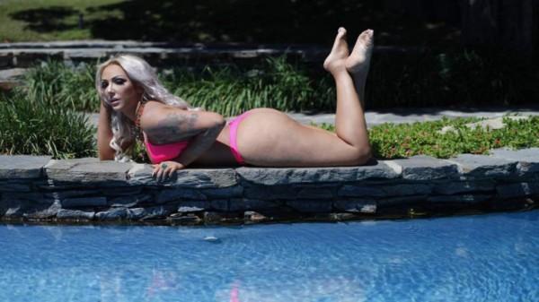 La conejita de Playboy rumana con más curvas que Kim Kardashian