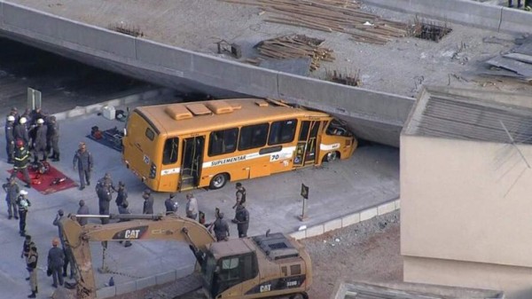 Tragedia: Se desploma puente sobre un autobús y hay muertos