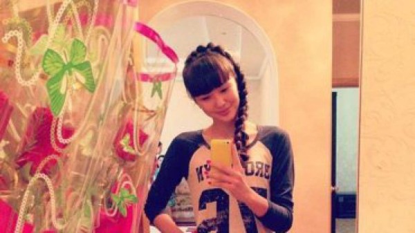 La joven demasiado hermosa que juega voleibol