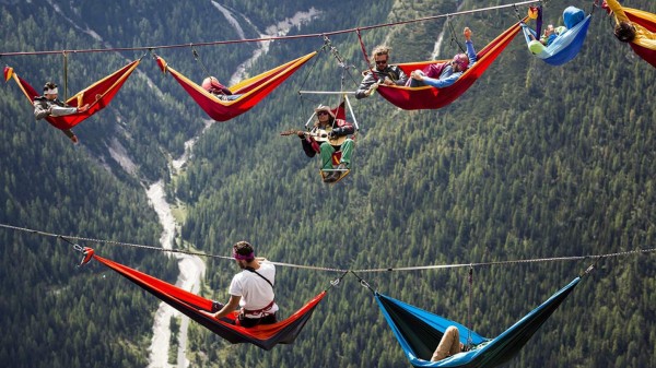 Joven logra cruzar en bicicleta los Alpes sobre una cuerda floja