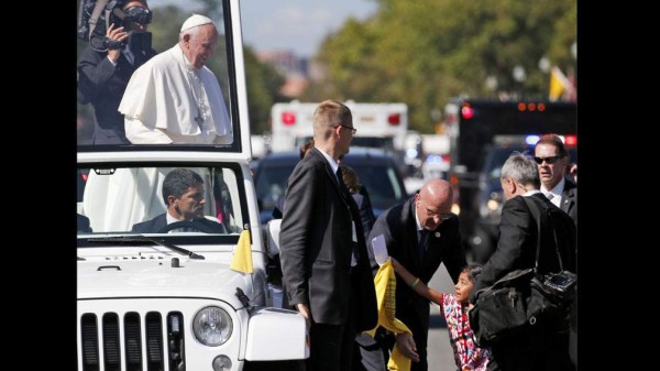 Niña paraliza caravana del papa Francisco