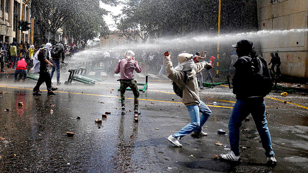 Dos muertos en violenta revuelta agraria en Colombia