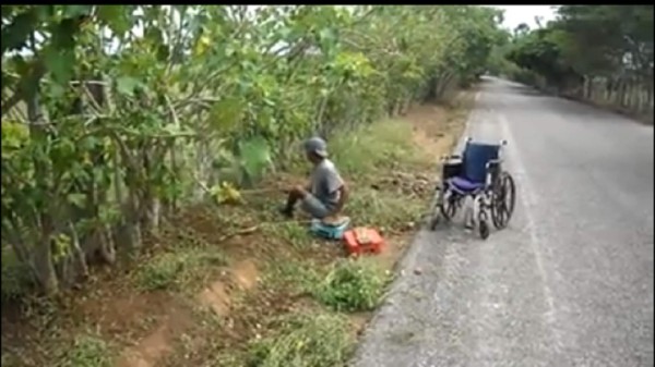 La falta de una pierna no le impide ganarse la vida honradamente