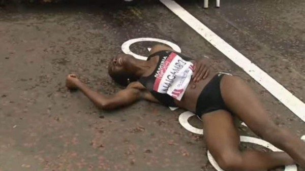 Atleta colapsa en una maratón y llega a la meta arrastrándose&nbsp;&nbsp;