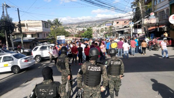 Tegucigalpa: Propietarios y conductores de mototaxis protestan por decomiso de unidades