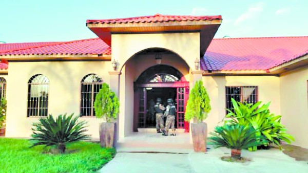 Por lavado de activos y tenencia ilegal de armas acusan a alcalde