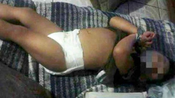 Imagen de bebé atado indigna a red