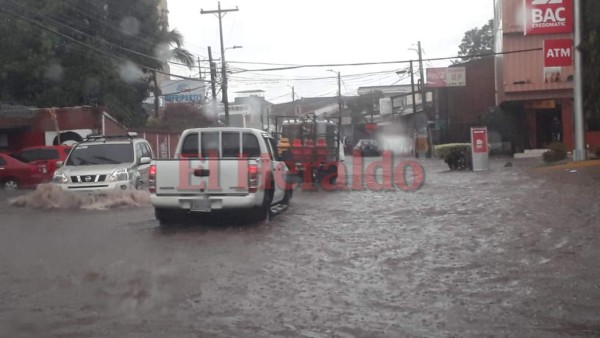 FOTOS: Intensa lluvia provoca inundaciones, tráfico y caos en la capital