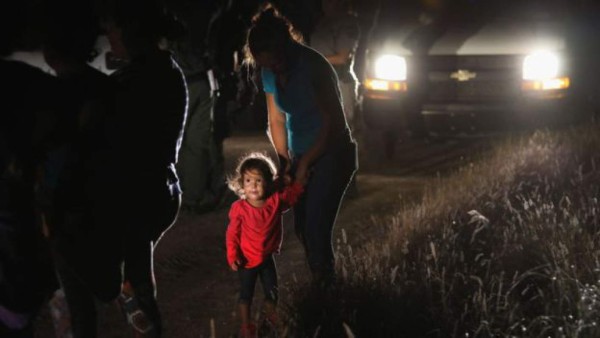 La historia detrás de la foto de una niña hondureña llorando en la frontera de Estados Unidos
