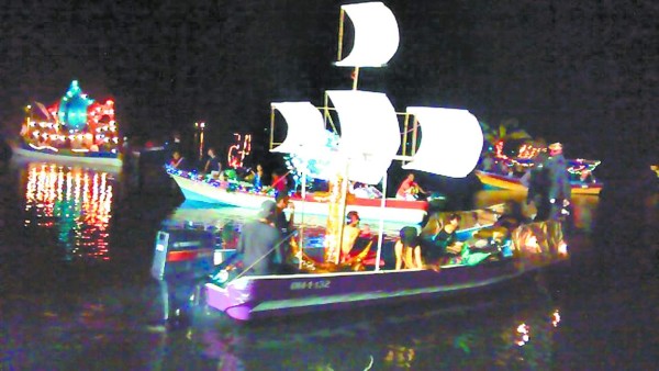 Espectacular noche de góndolas en Omoa