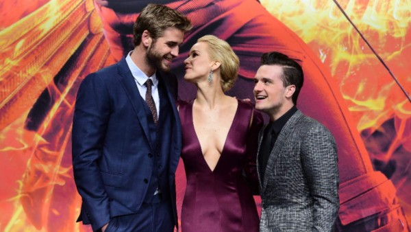 ¿Lesbiana? Jennifer Lawrence besa a actriz en premier de ‘Sinsajo’