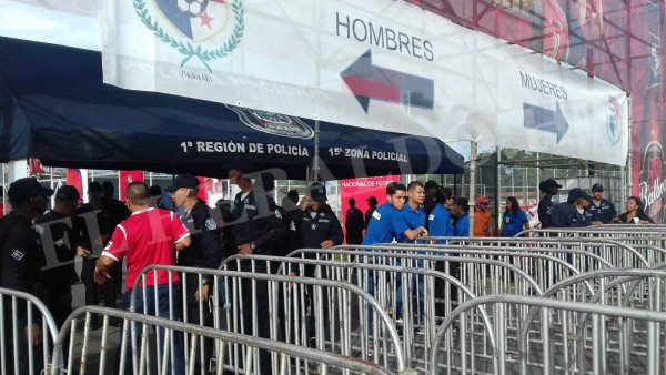 Así está el ambiente a las afueras del Rommel Fernández previo al juego entre Panamá y Honduras