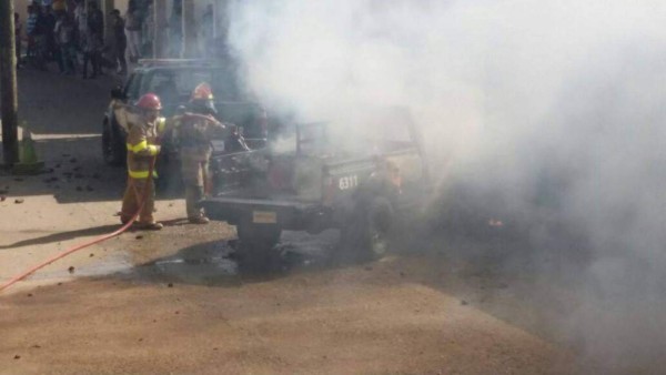 Pobladores queman patrulla militar en Olancho por muerte de joven: 'Mi primo no era ningún delincuente'