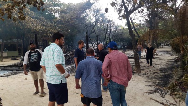 Las imágenes más impactantes del incendio en un centro turístico de Roatán