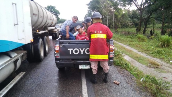 Seis personas resultan heridas tras volcarse un bus en la carretera que conduce a Tela