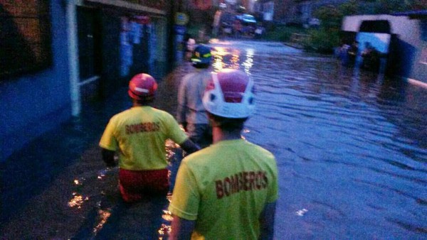 Tegucigalpa: Incomunicadas 50 familias por desborde de quebrada