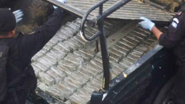 Hombre se lanza de puente al ser descubierto con un millón de dólares &nbsp;&nbsp;