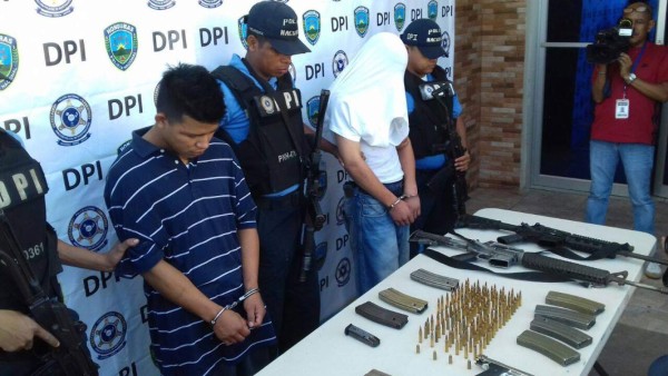 Tegucigalpa: Capturan dos jóvenes con armas de grueso calibre en el sector de La Laguna