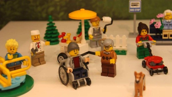 Lego presenta su primera figura con discapacidad
