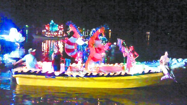 Espectacular noche de góndolas en Omoa