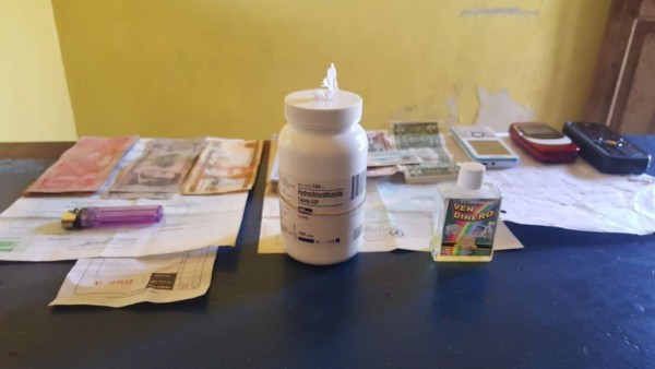 FOTOS: Esto fue lo que les decomisaron a dos señoras acusadas de usar pócimas contra sus clientes