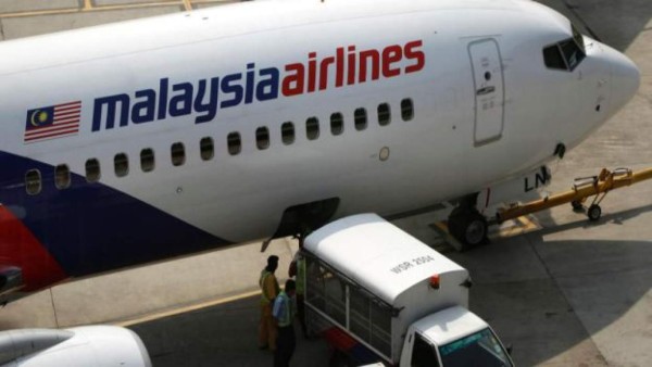 Acusan a pareja por robar dinero de víctimas de avión desaparecido