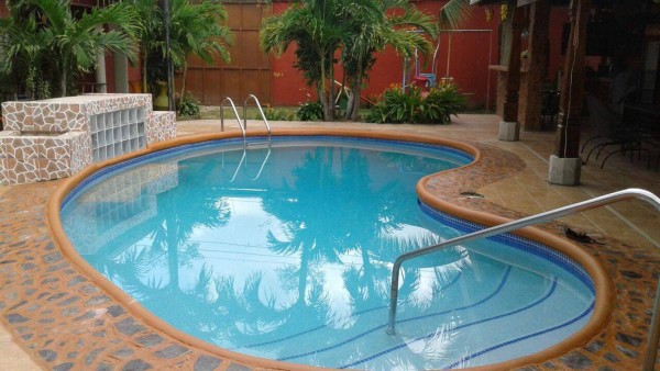 Así de lujosas son casas de policías vinculados a narcos