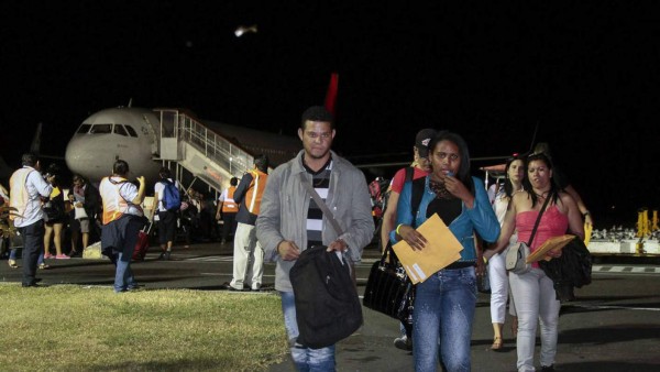 Migrantes cubanos llegan a Guatemala desde El Salvador, rumbo a EEUU