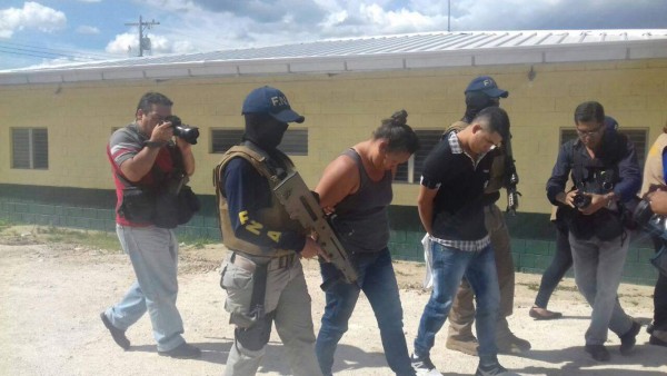 Madre e hijo detenidos por extorsión y presuntamente pertenecer a los 'Chirizos'