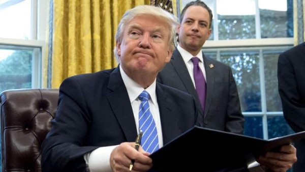 Frenan otra vez decreto migratorio de Trump, pero admiten bloqueo a venezolanos