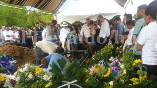 Entre aplausos y rosas entierran al empresario Emilio Williams en Choluteca