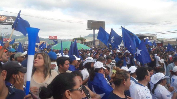 Nacionalistas marchan a favor de Juan Orlando Hernández bajo la consigna 'Victoria Total'