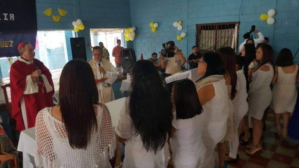 'La Palillona' asiste a misa realizada en la cárcel de mujeres de Honduras