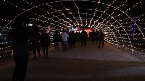Color y luces alegran Villa Navideña del Campo Parada Marte en la capital (FOTOS)