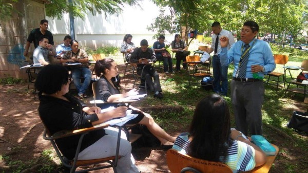 Maestro de la UNAH se las ingenia para no hacer perder clases a sus estudiantes