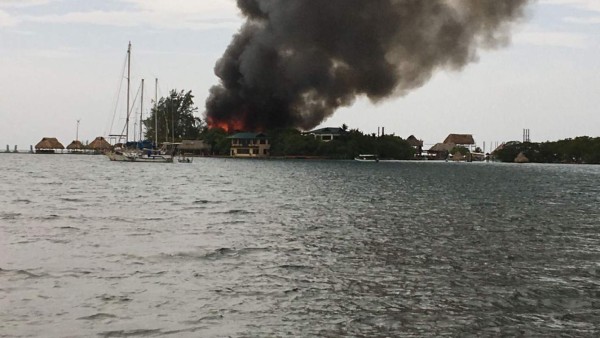 Las imágenes más impactantes del incendio en un centro turístico de Roatán