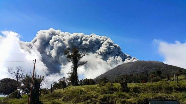 Volcán Turrialba hace erupción en Costa Rica