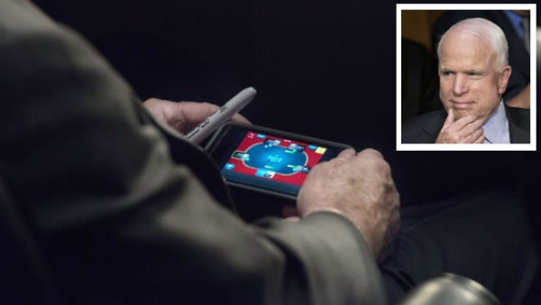 Captan a McCain jugando al póquer mientras se debatía el ataque a Siria